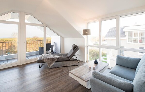 Fernseher, Kamin, Stereoanlage