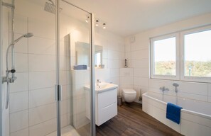 Dusche, Haartrockner, Handtücher