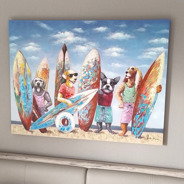 Een schilderij van vier honden met surfplanken op een strand.