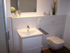 Regadera, secadora de cabello, toallas 