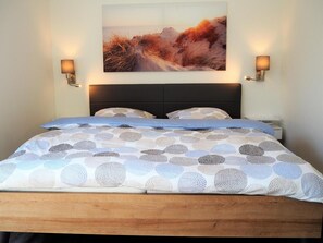 5 bedrooms, WiFi, bed sheets - House No. 35, Ferienhaus Fischerhus - Well-kept vacation home, sauna, south-facing terrace, (Wangerland)