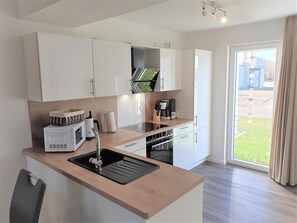 冰箱、微波炉、烤箱、炉灶