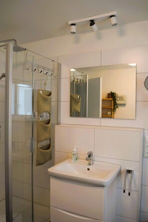 Een douche, een haardroger, handdoeken