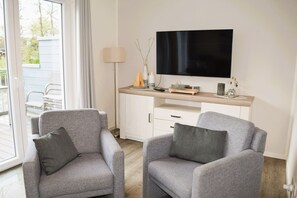 TV, fireplace, stereo