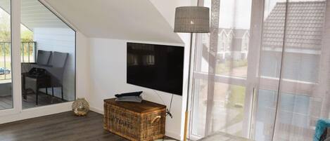 TV, caminetto, impianto stereo
