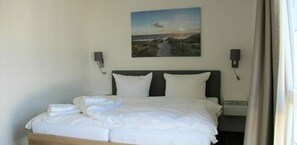 5 bedrooms, WiFi, bed sheets - House No. 12, Ferienhaus Deichgraf - Modern vacation home, sauna, south-facing terrace, (Wangerland)