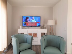 TV, fireplace - House No. 12, Ferienhaus Deichgraf - Modern vacation home, sauna, south-facing terrace, (Wangerland)