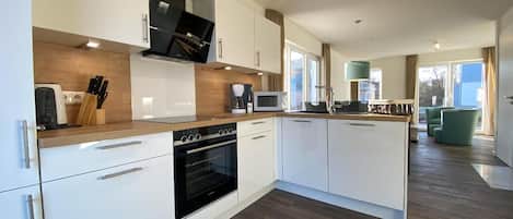 冷蔵庫、電子レンジ、オーブン、コンロ