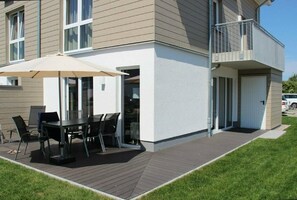 Outdoor dining - House No. 12, Ferienhaus Deichgraf - Modern vacation home, sauna, south-facing terrace, (Wangerland)