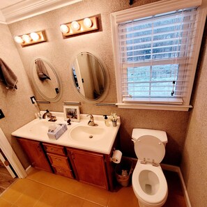 Combined shower/tub, hair dryer, towels, soap - Cast Iron Key Inn: Farm-to-Table Bed & Breakfast (Commerce)