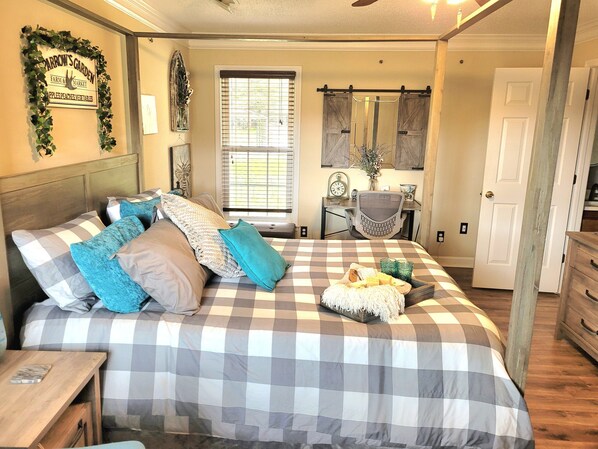 1 bedroom, desk, iron/ironing board, free WiFi - Cast Iron Key Inn: Farm-to-Table Bed & Breakfast (Commerce)