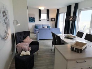 Fernseher, Kamin, Stereoanlage