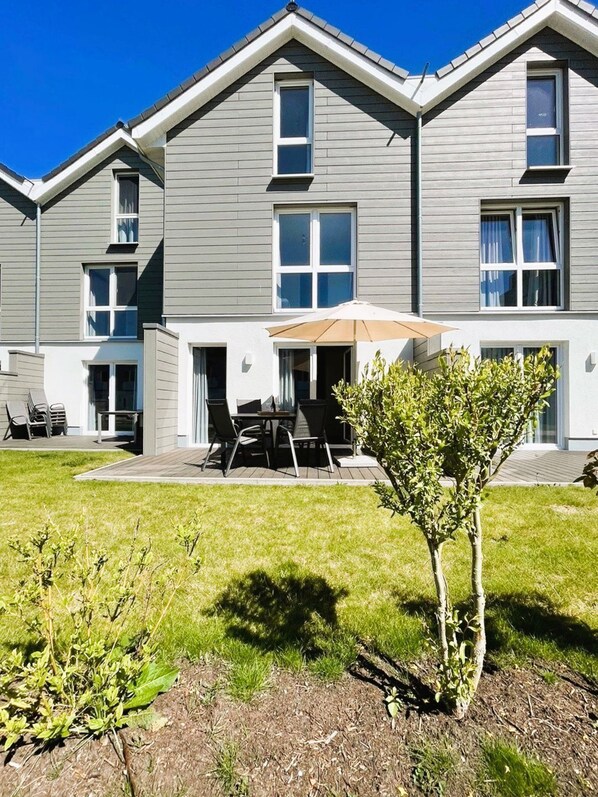 Unclassified image, 1 of 30, button