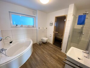 Dusche, Haartrockner, Handtücher