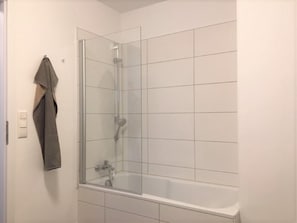 Bruser, hårtørrer, håndklæder