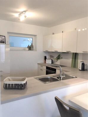 Fridge, oven, stovetop, dishwasher - 48.2.M Seestern - Cozy vacation apartment, close to the beach, large balcony, pets (Wangerland)