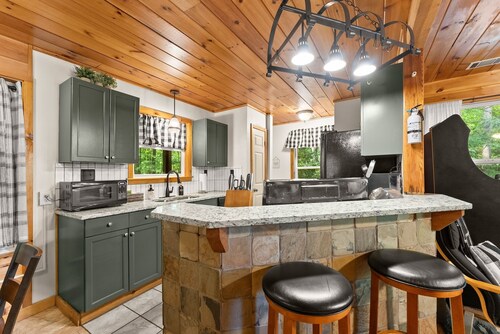 Beautiful Renovations, Hot Tub, Huge King Beds, Amenity Packed 