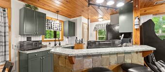 Beautiful Renovations, Hot Tub, Huge King Beds, Amenity Packed 