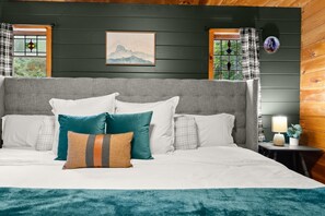 3 bedrooms, iron/ironing board, travel cot, free WiFi - Beautiful Renovations, Hot Tub, Huge King Beds, Amenity Packed  (Cleveland)