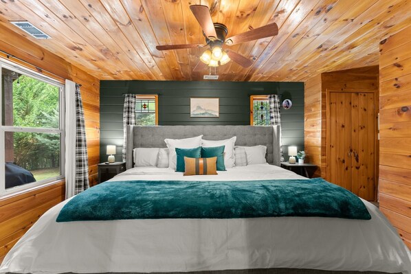 3 bedrooms, iron/ironing board, travel cot, free WiFi - Beautiful Renovations, Hot Tub, Huge King Beds, Amenity Packed  (Cleveland)