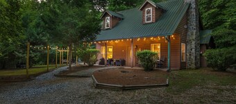 Beautiful Renovations, Hot Tub, Huge King Beds, Amenity Packed 