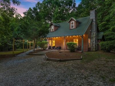 Beautiful Renovations, Hot Tub, Huge King Beds, Amenity Packed 