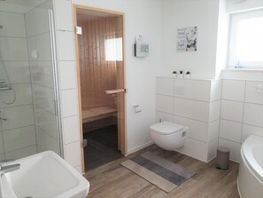 Een haardroger, handdoeken