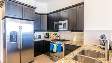 Refrigerador, microondas, horno y parrilla de estufa