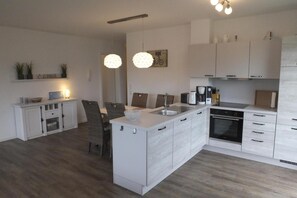 Kylskåp, mikrovågsugn, ugn och spishäll