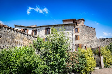 Fachada de la propiedad. La Tour Mandot