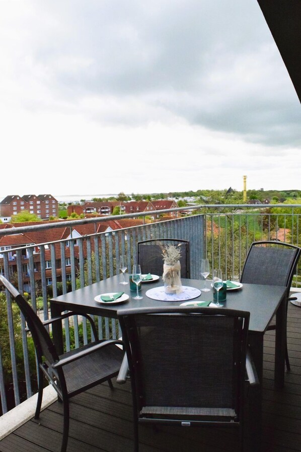 Outdoor dining - 50.5.M Ankerplatz - Modern, high-quality vacation apartment, sauna, large balcony, (Wangerland)
