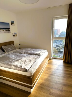 4 bedrooms, WiFi, bed sheets - 50.6.N Dwarslöper - Modern, high-quality vacation apartment, sauna, large balcony, (Wangerland)
