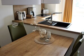 冷蔵庫、電子レンジ、オーブン、コンロ