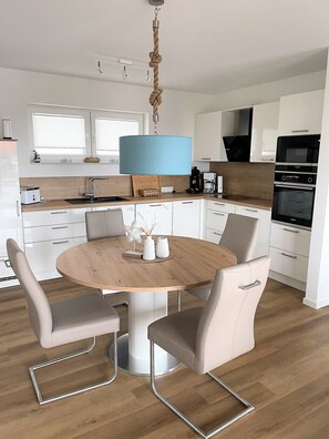 Fridge, microwave, oven, stovetop - 50.4.M Ankerplatz - Modern, high-quality vacation apartment, sauna, large balcony, (Wangerland)