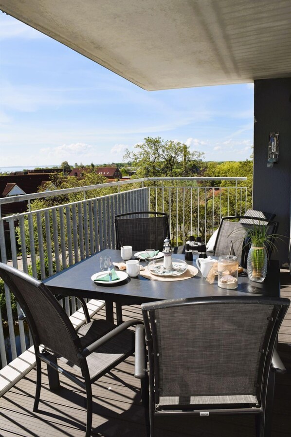 Outdoor dining - 50.4.M Ankerplatz - Modern, high-quality vacation apartment, sauna, large balcony, (Wangerland)