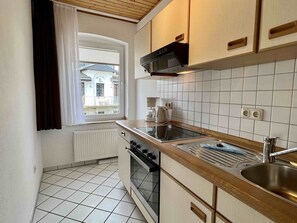 Réfrigérateur, four, plaque de cuisson, cafetière/bouilloire