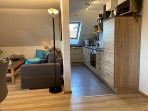 Televisie, een dvd-speler, een tafeltennistafel en een stereo