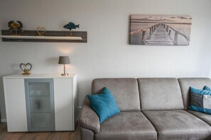 Télévision, table de tennis de table, chaîne hi-fi