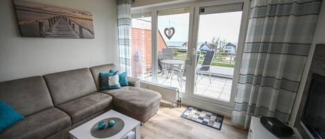 TV, tavolo da ping pong, impianto stereo