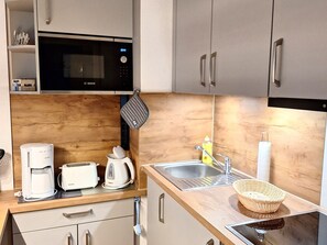 Een koelkast, een microgolfoven, een oven, een kookplaat