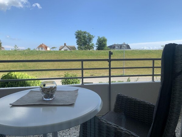 Outdoor dining - Close to the beach... directly behind the dike! - House on the dike (Dahme)