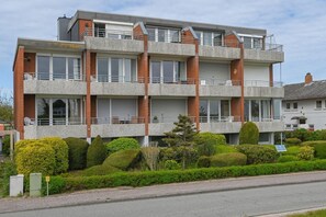 Exterior - Close to the beach... directly behind the dike! - House on the dike (Dahme)