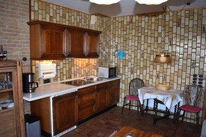 Een koelkast, een microgolfoven, een kookplaat