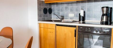 Fridge, oven, stovetop, coffee/tea maker