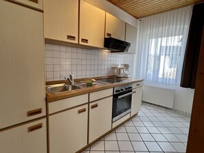 Kylskåp, ugn, spishäll och kaffe- och tebryggare