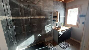 Douche, sèche-cheveux