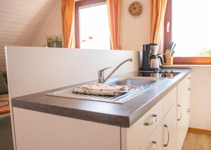 Kjøleskap, kokeplater, kaffetrakter/tekoker og vannkoker