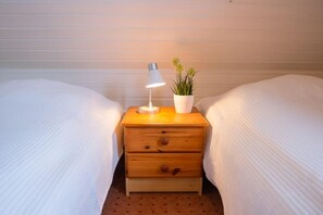 2 bedrooms, WiFi - Beach house on the left - Baltic Sea experience included... more sea is not possible! (Dahme)