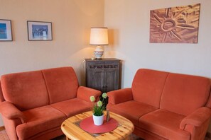 TV - Beach house on the left - Baltic Sea experience included... more sea is not possible! (Dahme)