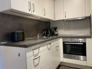 Fridge, oven, stovetop, dishwasher